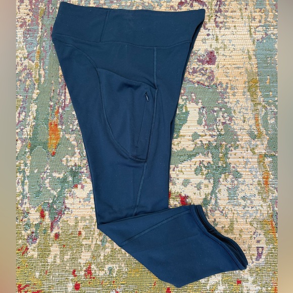 💙 Athleta Navy Athletic Capri Pants. - Picture 7 of 10